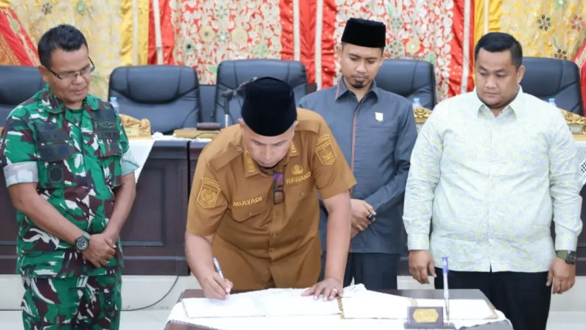 Wakil Wali Kota Pariaman Mulyadi meneken hasil Rapat Paripurna DPRD Kota Pariaman tentang persetujuan Rancangan Peraturan Daerah Pertanggungjawaban Pelaksanaan APBD Tahun Anggaran 2025 di Ruang Rapat Utama DPRD Kota Pariaman, Selasa (30/6/2026).