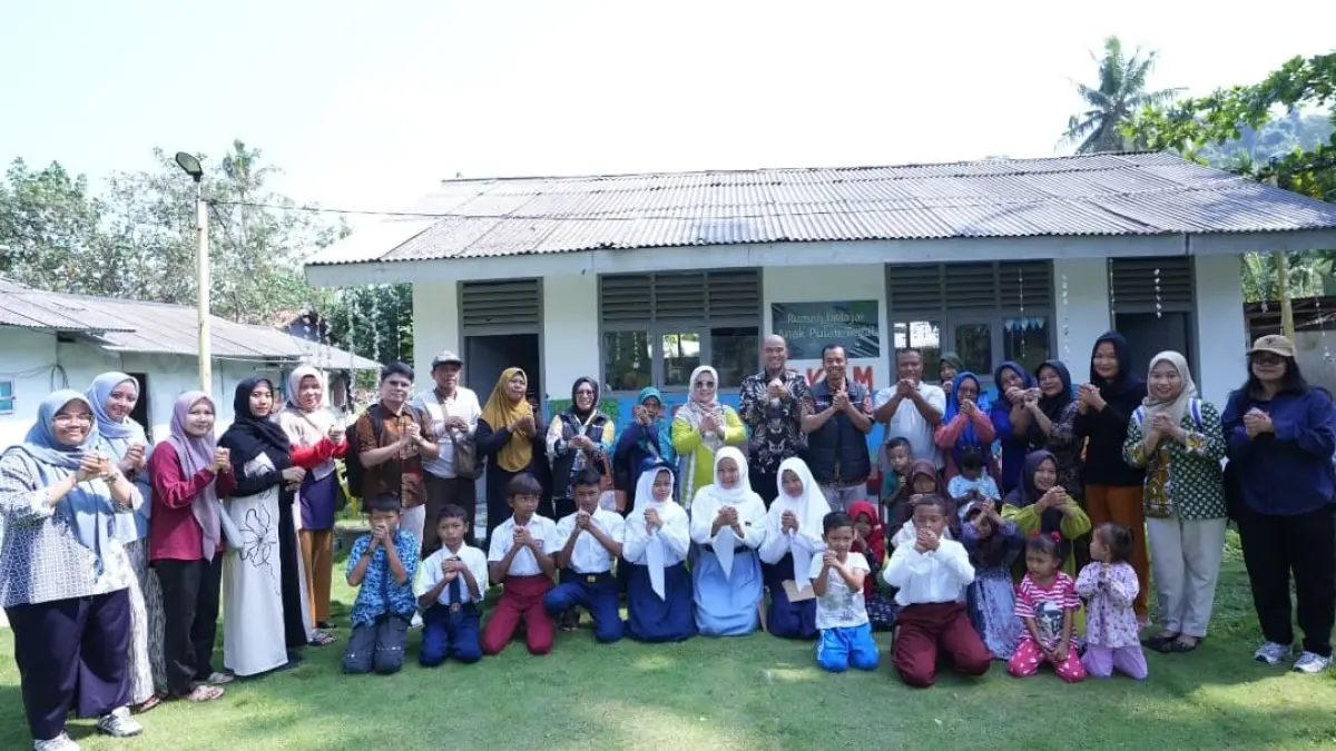Anak-anak PKBM Pesona Pulau Tegal usai menerima rapor dalam program pendidikan yang didukung PT Bukit Asam (PTBA) di wilayah 3T Lampung Timur.(Foto: Corcom)