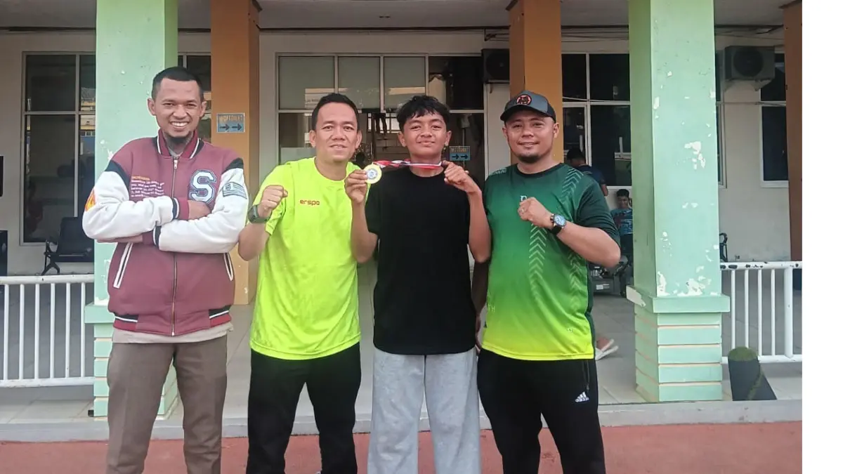 BERPRESTASI: Foto Awal Arrasyid bersama guru olahraga dan Kelompok Kerja Guru Olahraga (KKGO) Luak saat merebut medali Emas di ajang O2SN tingkat Provinsi Sumatera Barat beberapa waktu lalu.(TIM LAMAN GURU)