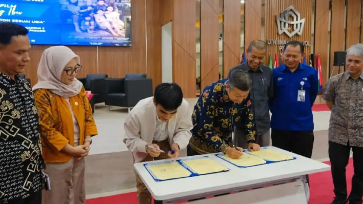 Dekan Fakultas Dakwah dan Ilmu Komunikasi UIN Imam Bonjol Padang, Dr. Murisal, S.Ag., M.Pd., bersama Ketua LSF RI, Dr. Naswadi, M.M., M.E teken MoU.(Foto: Humas)