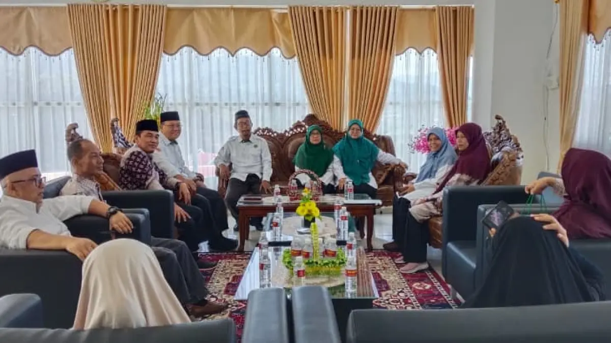 Fakultas Ushuluddin UIN Sultan Syarif Kasim Riau kunjungan akademik yang berlangsung di Ruang Rapat Pimpinan FUSA, Gedung I Lantai 3 Kampus III UIN Imam Bonjol Padang.(Foto: Humas)