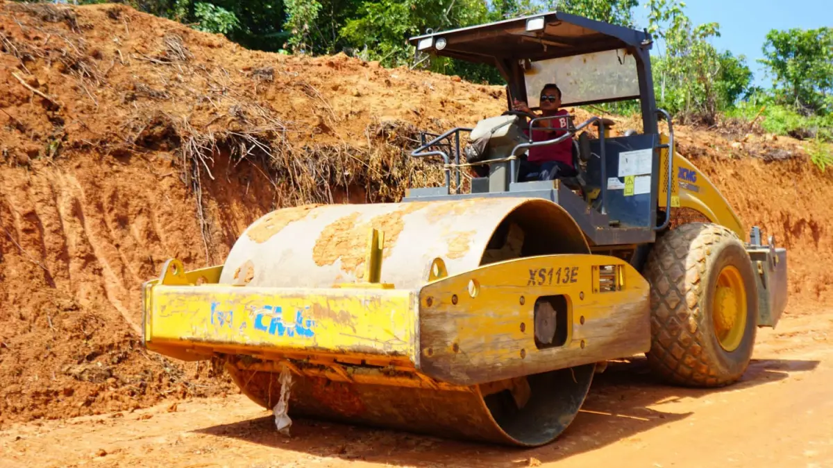 Alat berat mulai mengerjakan perbaikan Jalan Bukit Hujan di Kecamatan Asam Jujuhan, Kabupaten Dharmasraya. Pembangunan sepanjang 1.769 meter ini diharapkan membuka akses kesehatan, pendidikan, dan ekonomi bagi masyarakat Nagari Lubuk Besar dan Alahan Nan Tigo.