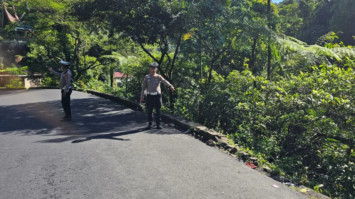 Petugas Satlantas Polres Padangpariaman melakukan olah tempat kejadian perkara (TKP) kecelakaan tunggal mobil Daihatsu Ayla yang terjun ke jurang di kawasan Malibo Anai, Nagari Kandang Ampek, Kecamatan 2x11 Kayutanam, Kabupaten Padangpariaman, Rabu (1/7/2026). 
