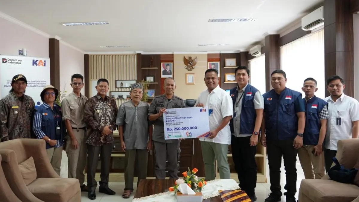 KAI Divre II Sumbar menyalurkan dana TJSL Rp285,08 juta hingga Semester I 2026 untuk mendukung program sosial, keagamaan, pendidikan, dan lingkungan.