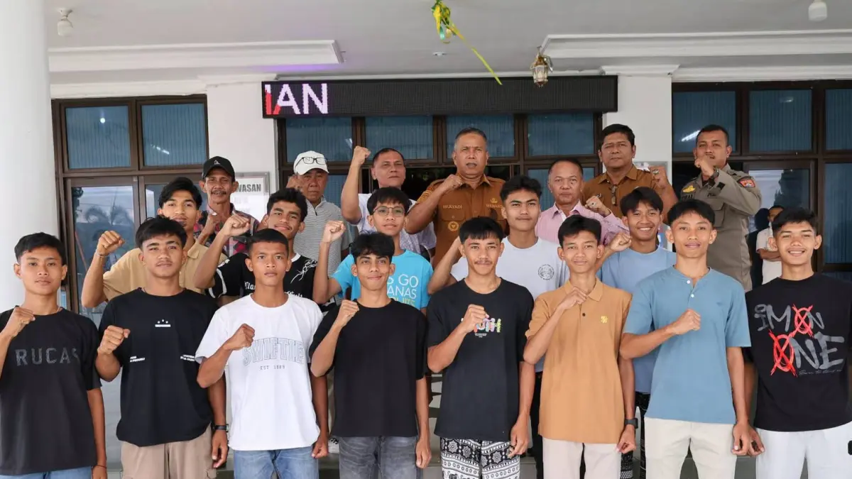 Kontingen PBVSI Kota Pariaman berfoto bersama sebelum bertolak mengikuti Kejurprov Bolavoli Indoor U-19 Sumatera Barat 2026 di Padang.