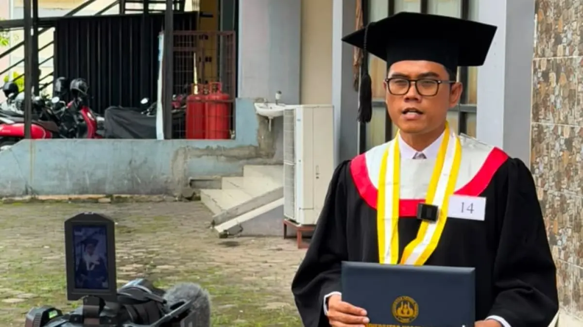 Lulusan doktor UNP Berry Devanda yang memperkenalkan Program Pembelajaran Jarak Jauh SMA pertama di Sumatera Barat melalui SMA Negeri 8 Padang.(Foto: KKPS)