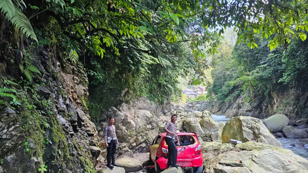 Mini bus Ayla merah masuk jurang sedalam 50 meter di jalan lintas Padang-Bukittinggi, Rabu pagi (1/7/2026). Tiga korban satu keluarga dilarikan ke rumah sakit. (Foto: Satlantas Polres Padangpariaman)