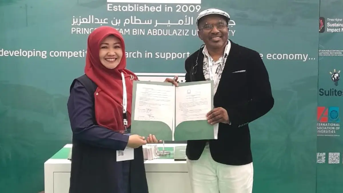 Rektor UIN Imam Bonjol Padang, Prof. Martin Kustati menandatangani MoU dengan Noida International University serta Letter of Intent (Lol) dengan Prince Sattam bin Abdulaziz University.(Foto: Humas)