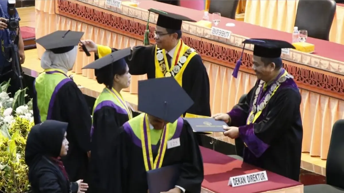 Rektor UNP Krismadinata saat Wisuda Periode ke-143 yang mengukuhkan 1.896 lulusan di Auditorium UNP.(Foto: KKPS)