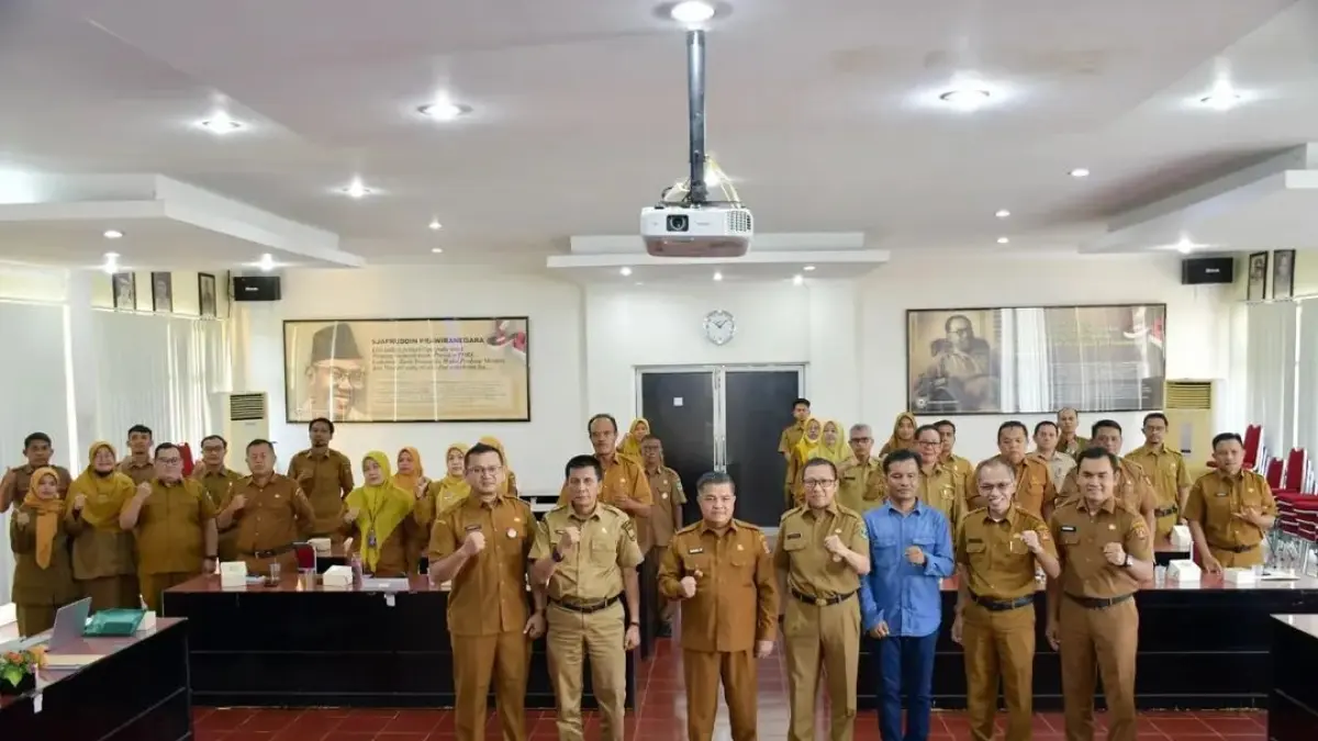 SINERGI: Bupati Agam Benni Warlis didampingi jajaran, Kepala DPMD Sumbar Yozarwardi
Usama Putra saat mengikuti pembukaan Sosialisasi Program Nagari Creative Hub Provinsi
Sumatera Barat di Aula Kantor Bupati Agam, Senin (29/6).