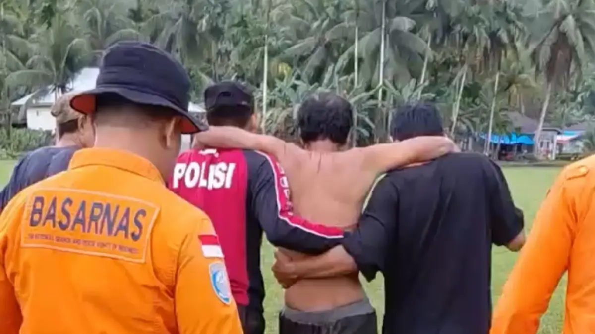 Tim SAR gabungan bersama masyarakat mengevakuasi Mangantar Saumatgerat (61) setelah ditemukan selamat di kawasan hutan Desa Mara, Kecamatan Sipora Selatan, Kabupaten Kepulauan Mentawai, Rabu (1/7/2026). (Basarnas Mentawai)