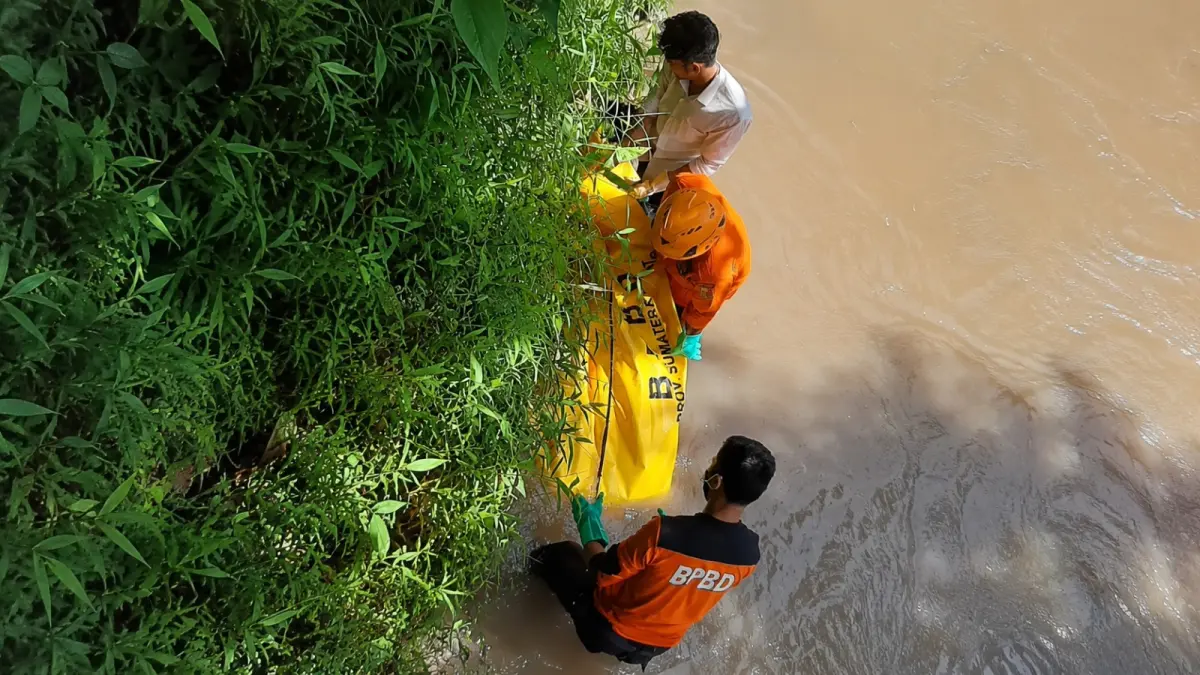 Tim SAR mengevakuasi jasad Davler (81) yang ditemukan meninggal dunia di aliran Sungai Batang Binguang, Kecamatan Tanjung Harapan, Selasa (30/6/2026). (Dok. BPBD Kota Solok)