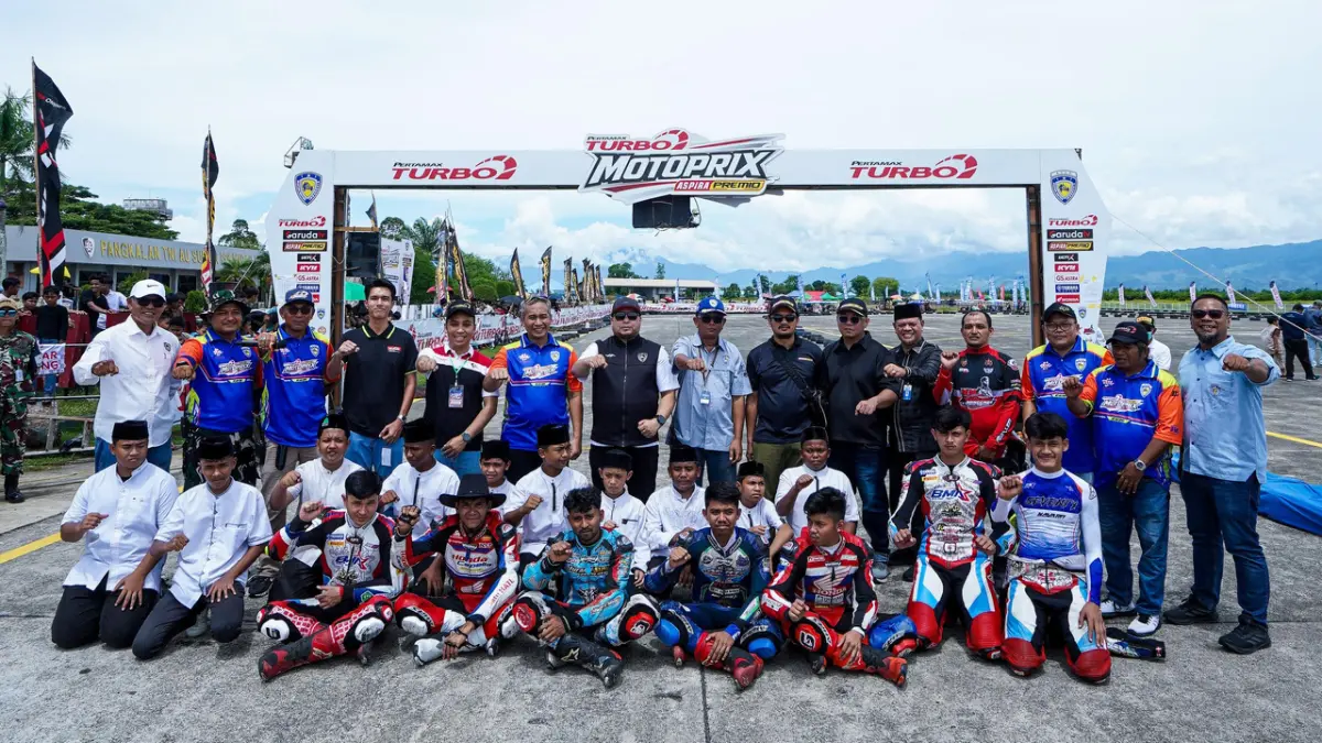 Pembalap dari berbagai provinsi di Sumatera bersaing pada Pertamax Turbo Aspira Premio MotoPrix Region A Sumatera Putaran 4 di Sirkuit NP Lanud Sultan Iskandar Muda, Aceh Besar, dengan dukungan Pertamax Turbo dari Pertamina Patra Niaga Regional Sumbagut. (Dok. Pertamina Patra Niaga)