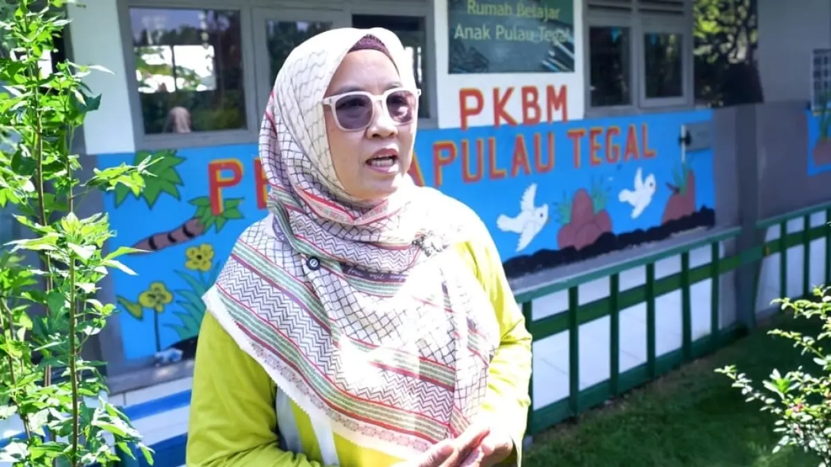 Uniroh, kepala sekolah di Bandar Lampung yang selama sekitar sepuluh tahun rutin menyeberangi lautan setiap pekan untuk mengajar anak-anak di Pulau Tegal.(Foto: Corcom)