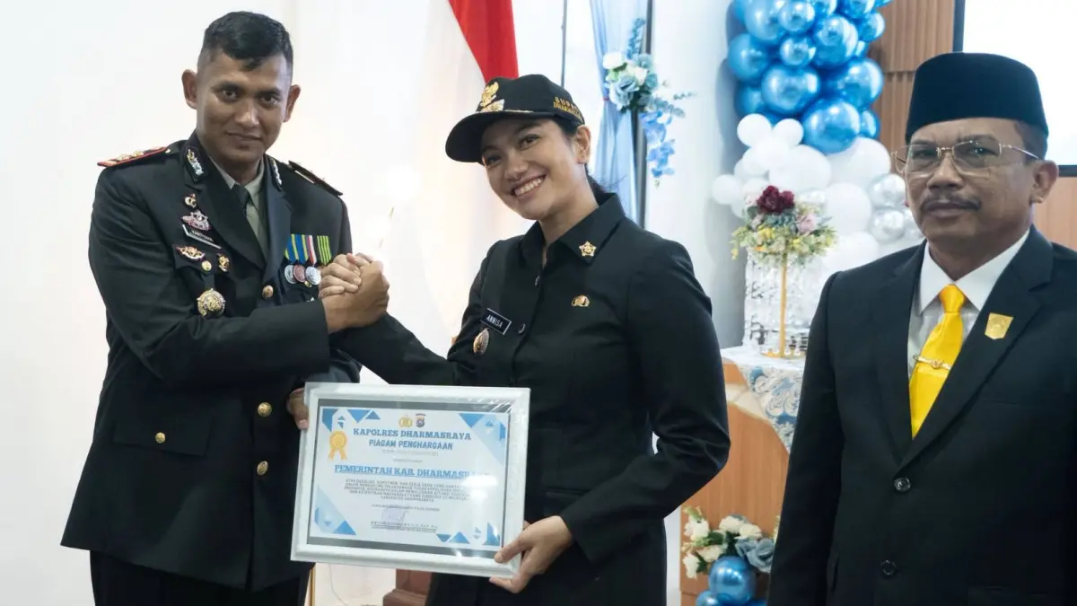 Usai upacara, Kapolres Dharmasraya AKBP Kartyana Widyarso Wardoyo Putro menyerahkan piagam penghargaan kepada Pemkab Dharmasraya yang diterima Bupati Dharmasraya Annisa Suci Ramadhani atas sinergi yang telah terjalin, Rabu (1/7/2026).
