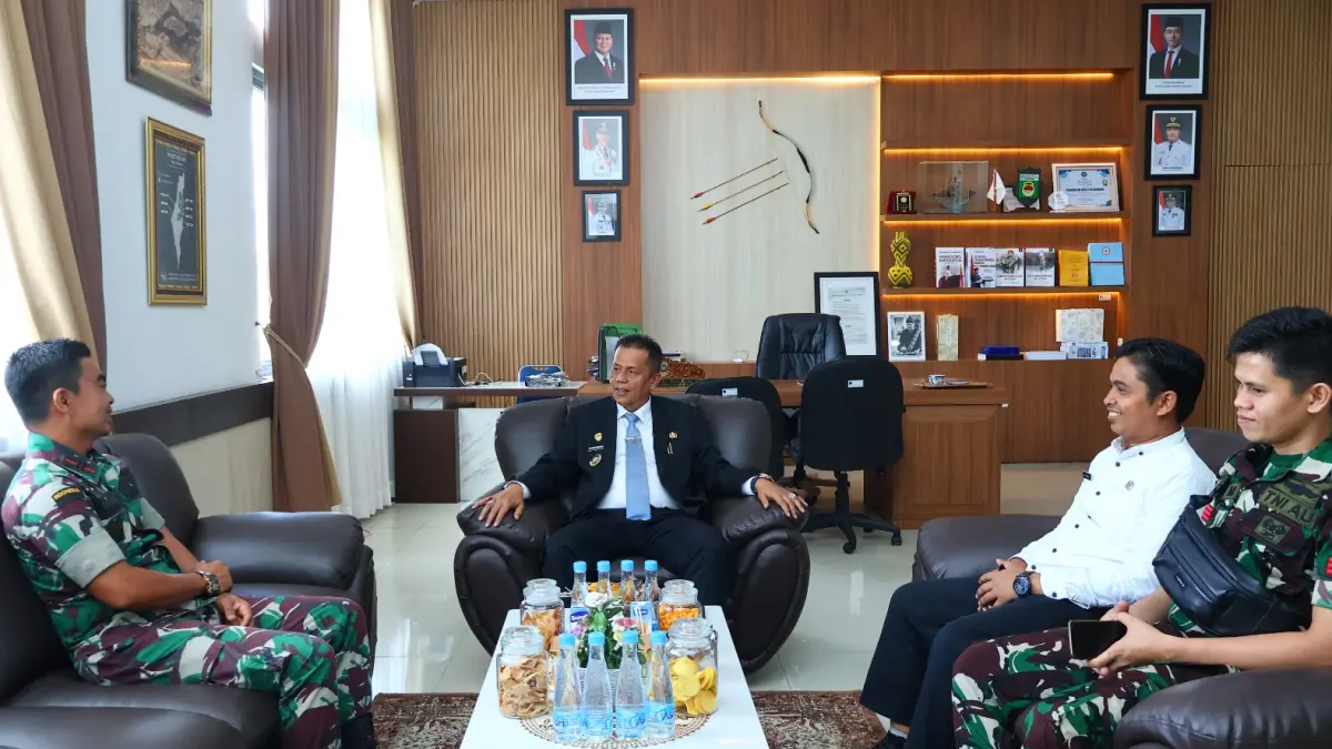 Wakil Wali Kota Payakumbuh Elzadaswarman menerima kunjungan silaturahmi sekaligus pamitan Danposau Piobang Lettu Sus Al Herdiman di Balai Kota Payakumbuh, Rabu (1/7/2026), menjelang penugasannya di Lanud Sutan Sjahrir Padang.