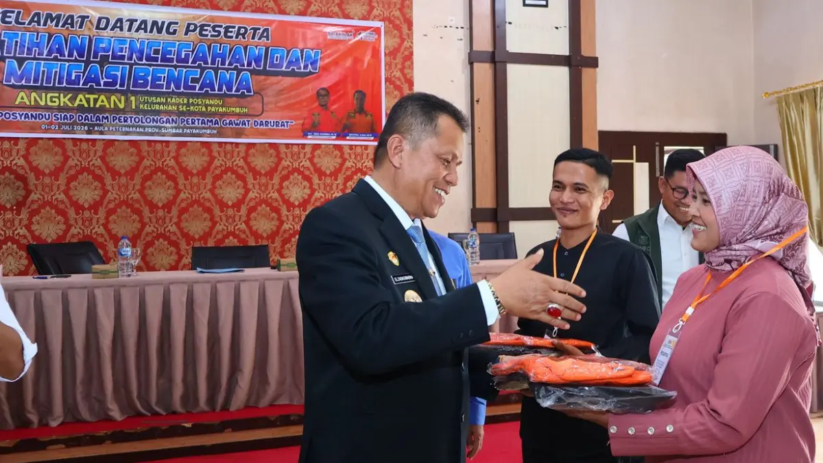 Wakil Wali Kota Payakumbuh Elzadaswarman menyalami peserta Pelatihan Pencegahan dan Mitigasi Bencana yang digelar BPBD Kota Payakumbuh di Aula Peternakan Provinsi Sumatera Barat, Rabu (1/7/2026).