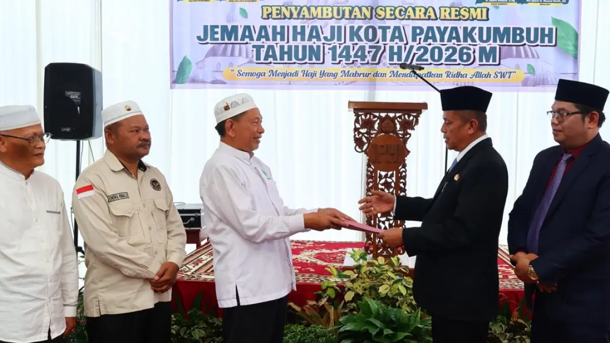 Wakil Wali Kota Payakumbuh Elzadaswarman menyambut kepulangan jemaah haji asal Kota Payakumbuh di halaman SDS IT IPHI, Rabu (1/7/2026), sebelum prosesi penyerahan kepada keluarga.