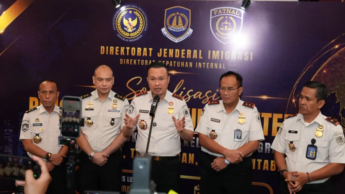 Direktur Jenderal Imigrasi Hendarsam Marantoko menjawab pertanyaan wartawan usai membuka Sosialisasi Penguatan Kepatuhan Internal Terintegrasi di Surabaya, 1–3 Juli 2026. Kegiatan yang menghadirkan KPK itu diikuti 272 pejabat keimigrasian dari seluruh Indonesia.