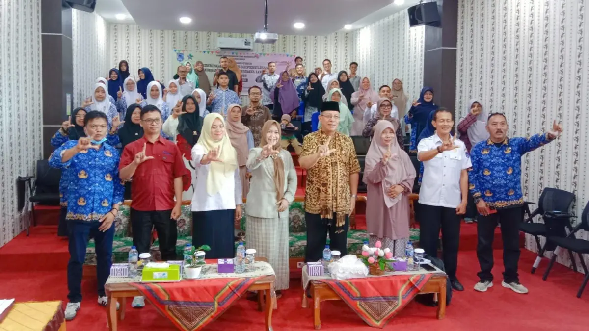 BUDAYA MENULIS: kegiatan Workshop menulis buku berwawasan Minangkabau dilaksanakan
Dinas Perpustakaan dan Arsip Daerah (Perpusda) Kota Payakumbuh bersama guru-guru
penulis dengan tokoh budaya, penulis dan penerbit asal Minangkabau beberapa waktu lalu.(TIM LAMAN GURU)