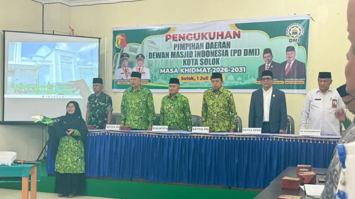 Ketua PW DMI Sumbar Prof. Ganefri melantik Pengurus DMI Kota Solok di Masjid Agung Al Muhsinin, Solok, Rabu (1/7/2026).(Foto: Istimewa)