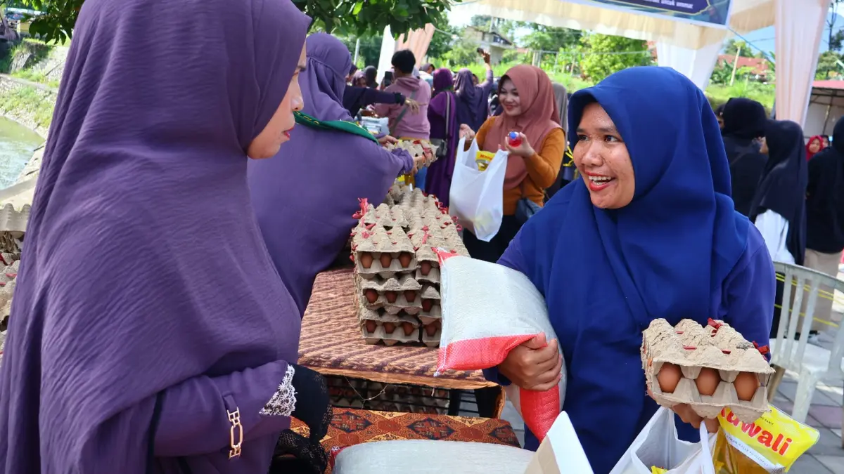 Pasar Sembako Murah yang digelar Khadijah Zaman Now (KZN) di Taman Batang Agam, diserbu warga Kota Payakumbuh, Kamis (2/7/2026).&nbsp;
