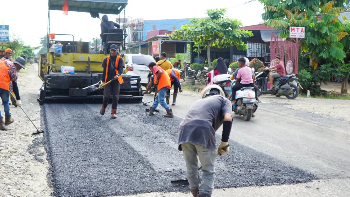 Pengerjaan Jalan Simpang Koto Agung–Blok C Sitiung I di Kecamatan Sitiung, Kabupaten Dharmasraya, yang telah selesai diaspal dan progres rehabilitasinya mencapai lebih dari 90 persen, Kamis (2/7/2026).