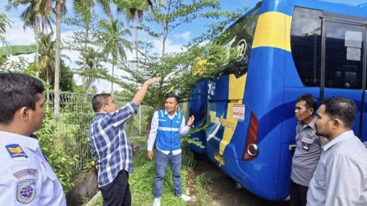 Tim Trans Padang bersama Electric Service PLN melakukan survei lokasi rencana pembangunan charging station di Terminal Anakaie sebagai persiapan operasional bus listrik Trans Padang.
