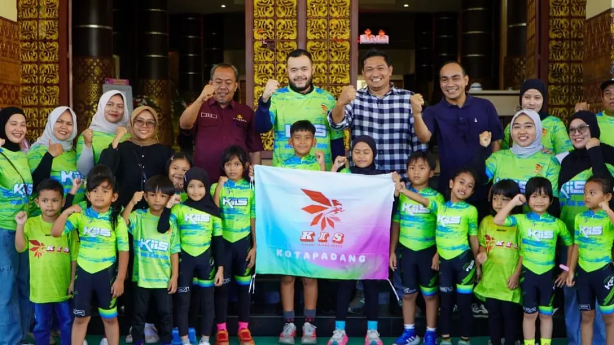 Wali Kota Padang Fadly Amran melepas 14 atlet KIIS Kota Padang yang akan mengikuti Kejuaraan Sepatu Roda Tingkat Nasional Pariaman Open 2026 Piala Wali Kota Pariaman.(Foto: Diskominfo)