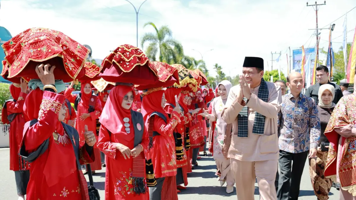 Wali Kota Pariaman Yota Balad bersama iring-iringan jamba yang dibawa peserta menuju lokasi makan bajamba dalam rangka Hari Jadi ke-24 Kota Pariaman, Kamis (2/7/2026).