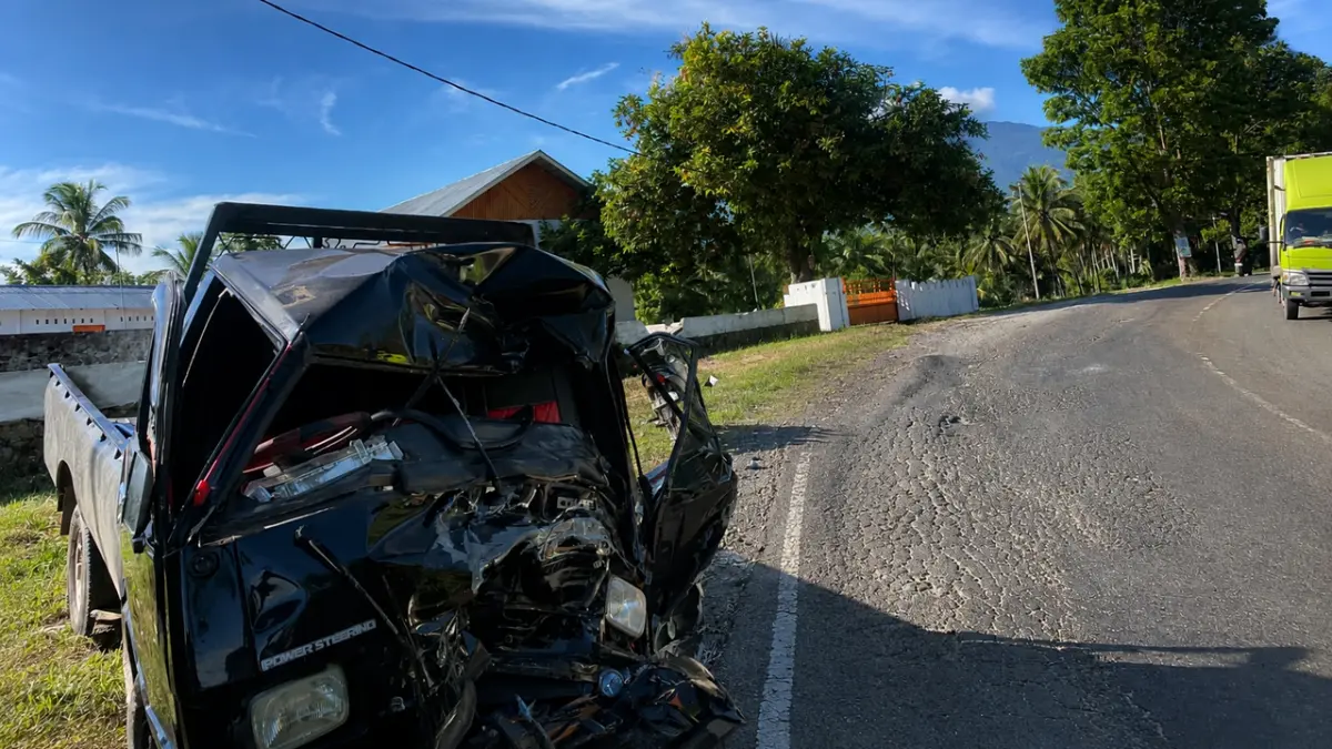 Kondisi mobil pikap Mitsubishi L-300 usai bertabrakan dengan truk tronton tangki di Jalan Nasional Solok–Padang, Jorong Gaduang Dama, Nagari Cupak, Kecamatan Gunung Talang, Kabupaten Solok, Kamis (2/7/2026). Kecelakaan tersebut mengakibatkan dua orang mengalami luka-luka.