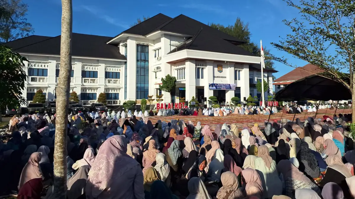 Bersholawat, zikir, dan doa bersama dalam rangka Hari Jadi Kota Pariaman ke-24 di Halaman Balaikota Pariaman, Jumat (3/7/2026).