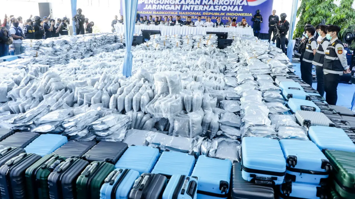 BNN bersama Bea Cukai dan Polri menunjukkan barang bukti ganja kuncup bunga cannabinoid (cannabis buds) seberat 3,37 ton yang disita dari jaringan narkotika internasional bermodus koper impor asal Thailand dalam pengungkapan kasus di kompleks pergudangan Prambanan Bizland, Cerme, Gresik, Jatim.