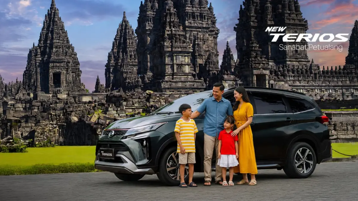 Daihatsu Terios menjadi salah satu SUV keluarga andalan dengan kapasitas tujuh penumpang, kabin lega, serta ground clearance tinggi yang mendukung kenyamanan berkendara di berbagai kondisi jalan.