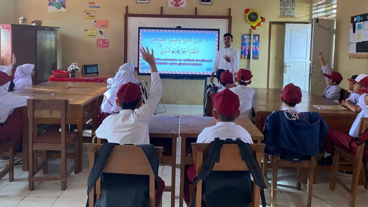 DAMPAK TEKNOLOGI: Murid SDN 12 Tabek Patah sedang proses belajar mengajar dengan mempergunakan Smart TV
beberapa waktu lalu.(TIM LAMAN GURU)