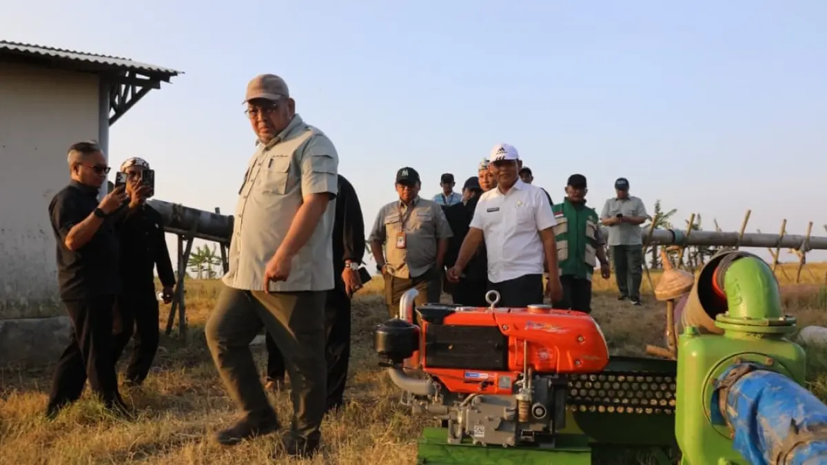 Petani menerima bantuan pompa air dari Kementerian Pertanian untuk menghadapi El Nino 2026 dan menjaga produksi pangan nasional.(Foto: Humas)