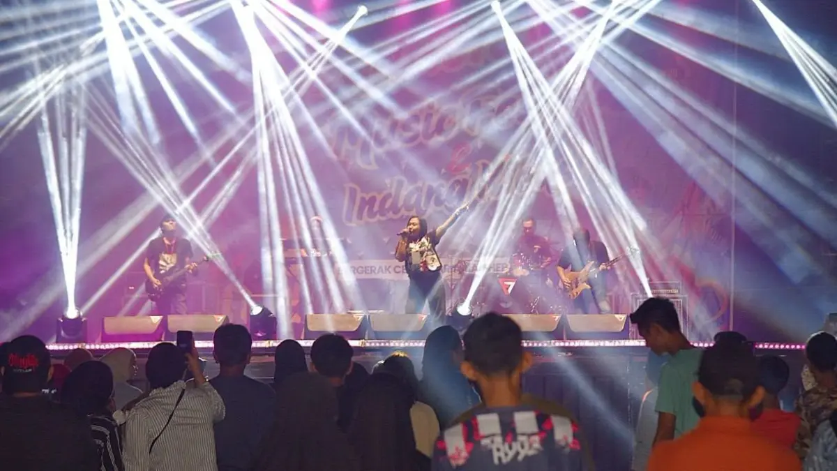 Sebanyak 14 grup band dari berbagai daerah di Sumbar tampil pada Gandoriah Music Fest HJK Pariaman ke-24 di Youth Centre GOR Rawang, Kota Pariaman, Kamis (2/7/2026) malam.
