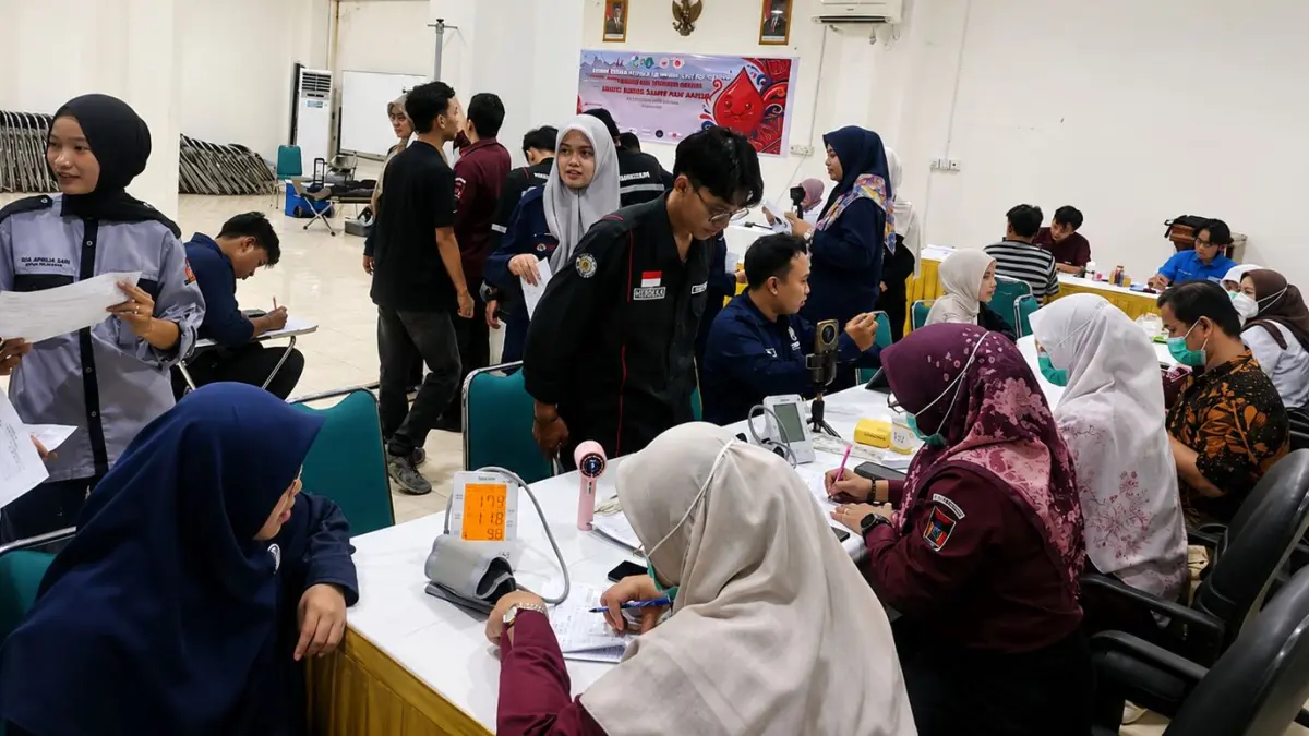 Suasana kegiatan donor darah tahunan yang digelar UKM MAPALA Mahameru STTIND Padang bekerja sama dengan UDD PMI Kota Padang, Kamis (2/7/2026), berhasil menghimpun 60 kantong darah.