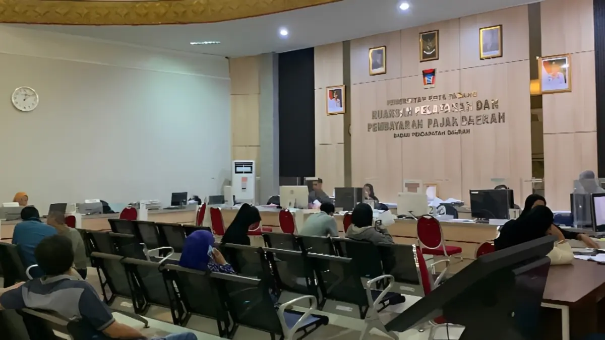 Suasana pelayanan di Badan Pendapatan Daerah (Bapenda) Kota Padang yang membuka program penghapusan denda tunggakan PBB-P2 hingga 30 September 2026.