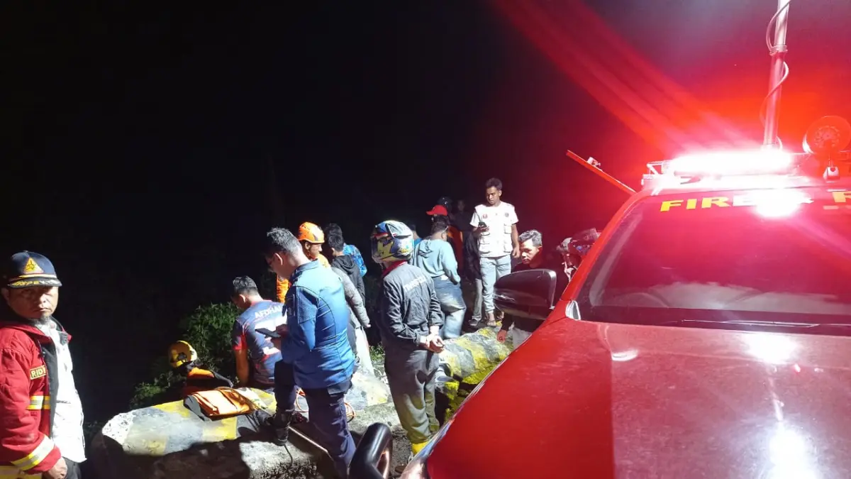 Truk tangki CPO tak kuat menanjak lalu terjun ke jurang 50 meter di kawasan tanjakan Tunggua, Panorama II, Sitinjaulauik, Kamis (2/7/2026) malam. Petugas PKJR Muhammad Fajri tewas terjepit dalam kecelakaan tersebut. (Foto: Polsek Luki)