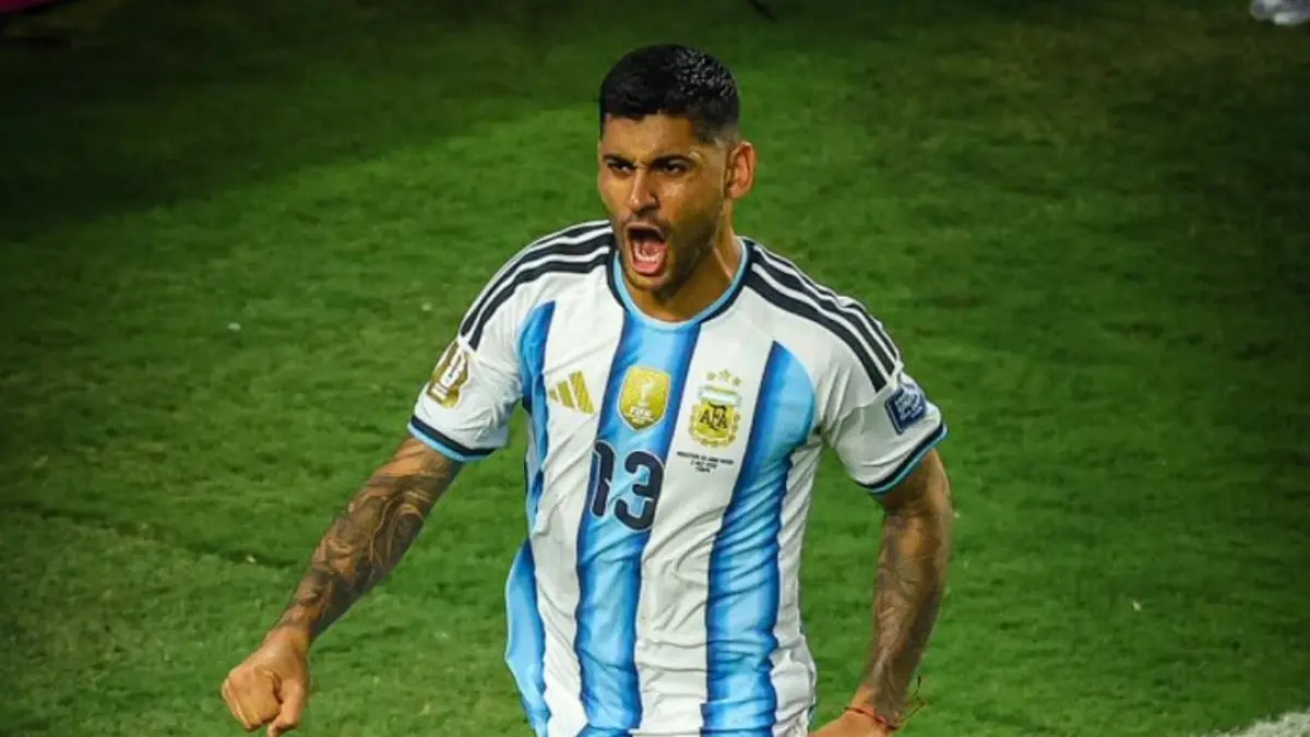 Cristian Cuti Romero merayakan gol penentu kemenangan Argentina atas Tanjung Verde pada Babak 32 Besar Piala Dunia 2026.(Foto: X @AFASeleccionEN)