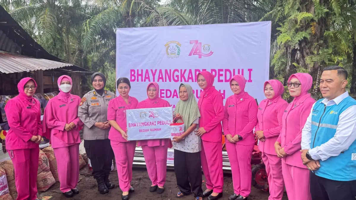 Ketua PD Bhayangkari Sumbar Ny. Sari Djati Wiyoto Abadhy bersama Plt Kapolres Padangpariaman AKBP Riyana Purwasari dan pihak PLN meninjau langsung rumah calon penerima manfaat program bedah rumah dan bantuan listrik gratis.
