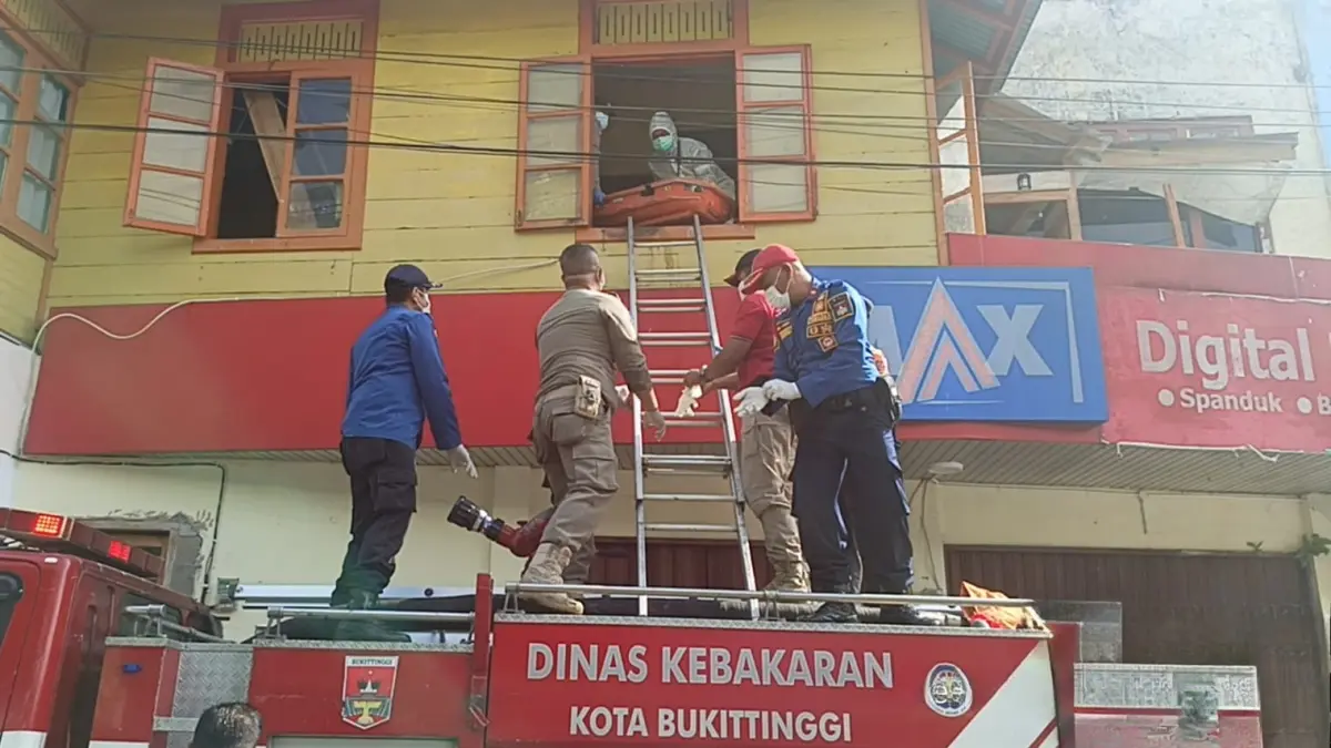 Lansia 90 tahun di Bukittinggi ditemukan meninggal dunia di lantai atas bangunan ruko, Sabtu (04/07/2026). DPKP kerahkan tim rescue untuk proses evakuasi jenazah. (DPKP Kota Bukittinggi)