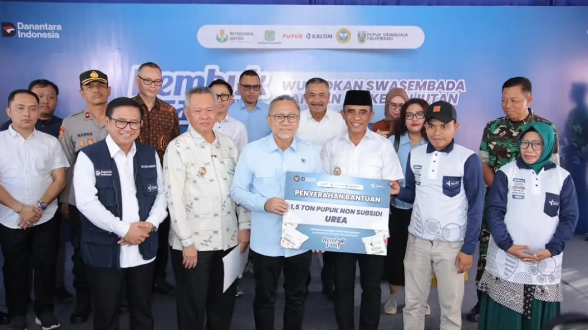 Menko Pangan Zulkifli Hasan berdialog dengan petani saat Rembuk Tani Pupuk Indonesia di Palu, memastikan penyaluran pupuk bersubsidi lancar.(Foto: Corcom PI)