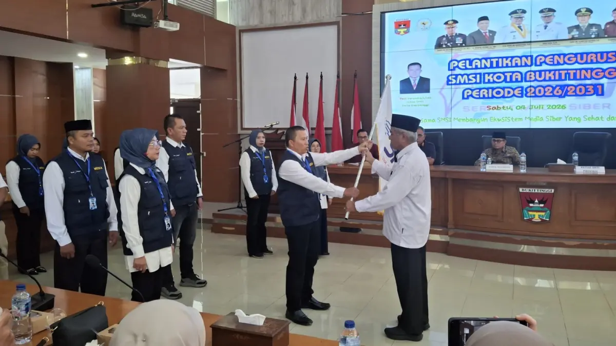 Pelantikan Pengurus Serikat Media Siber Indonesia (SMSI) Kota Bukittinggi, yang diketuai Roni Novendra, oleh Ketua SMSI Sumbar, Zulnadi, di Aula Balai Kota Bukittinggi, Sabtu (4/7/2026).