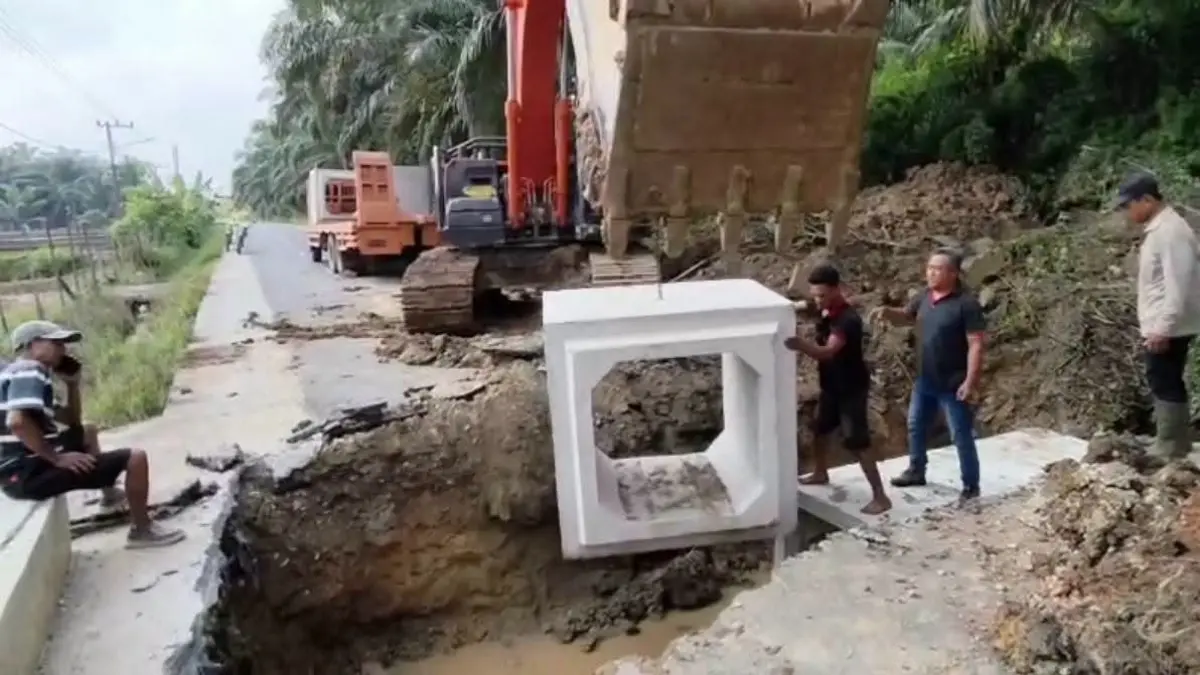 Petugas Dinas PUPR Kabupaten Dharmasraya melakukan penanganan darurat gorong-gorong putus di Jorong Kampung Baru, Nagari Simalidu, dengan memasang delapan unit box culvert untuk memulihkan akses jalan warga.