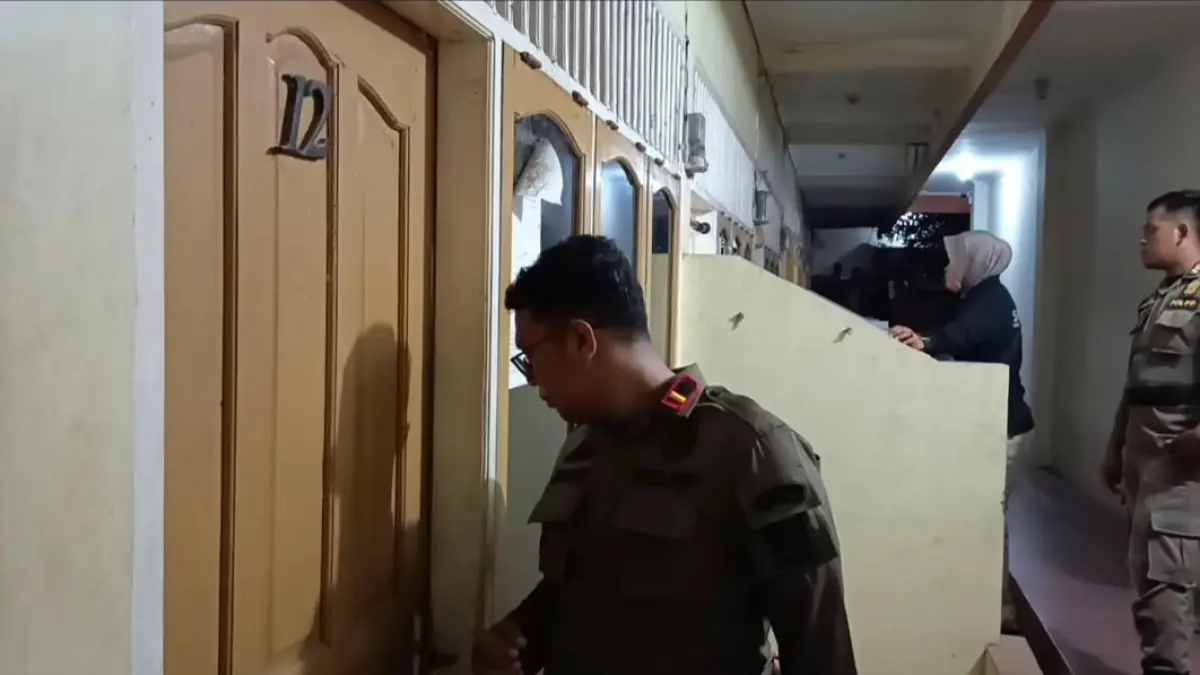 Petugas Satpol PP Kota Padang bersama Dubalang Kota melakukan pemeriksaan rumah kos di Kecamatan Padang Timur, Sabtu (4/7/2026) dini hari. (Humas Satpol PP Padang)