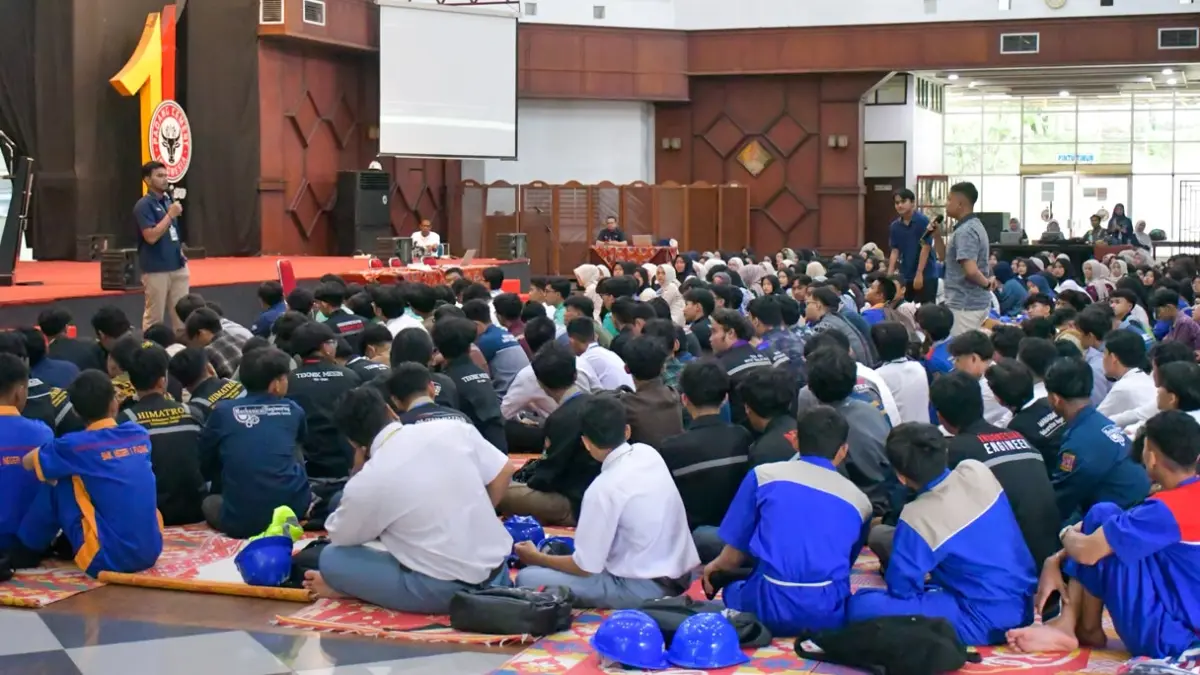 Staf Komunikasi PT Semen Padang, Mikel Muhammad, memperkenalkan profil perusahaan, lini produk, serta tahapan produksi semen, mulai dari pengolahan bahan baku hingga menjadi produk yang dipasarkan ke berbagai daerah.