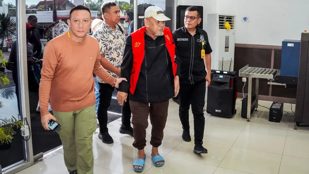 Tim Satgas SIRI Kejaksaan Agung bersama Kejaksaan Tinggi Sumatera Barat menangkap buronan kasus dugaan korupsi pengelolaan Pasar Atas Bukittinggi berinisial YY di Tangerang Selatan, Jumat (3/7/2026). (Kejati Sumbar)