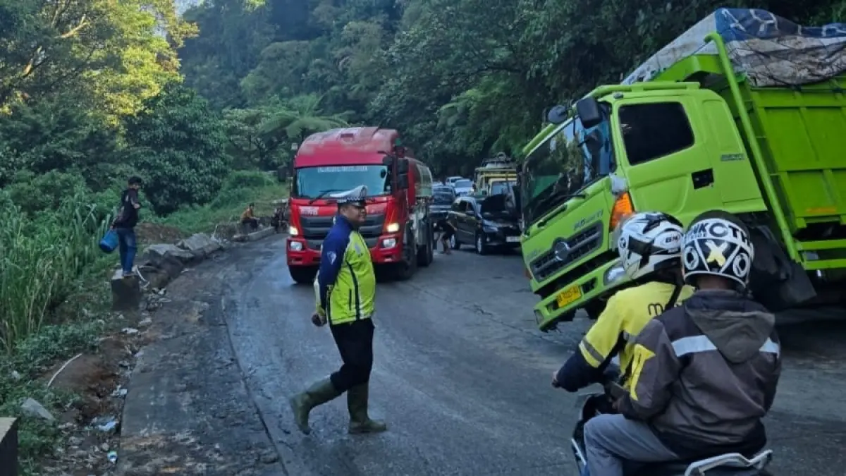 Truk Fuso gagal nanjak dan melintang di kawasan Tunggua, Panorama II, Sitinjaulauik, Sabtu (4/7/2026). Satlantas Polresta Padang berlakukan sistem buka tutup untuk mengurai kemacetan. (Foto: Satlantas Polresta Padang)